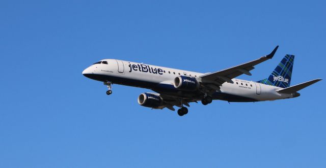 Embraer ERJ-190 (N294JB) - On final is this 2008 jetBlue Embraer ERJ-190AR in the Winter of 2021.