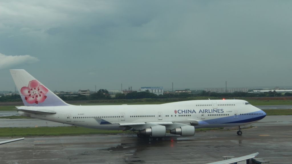 Boeing 747-400 (B-18207)