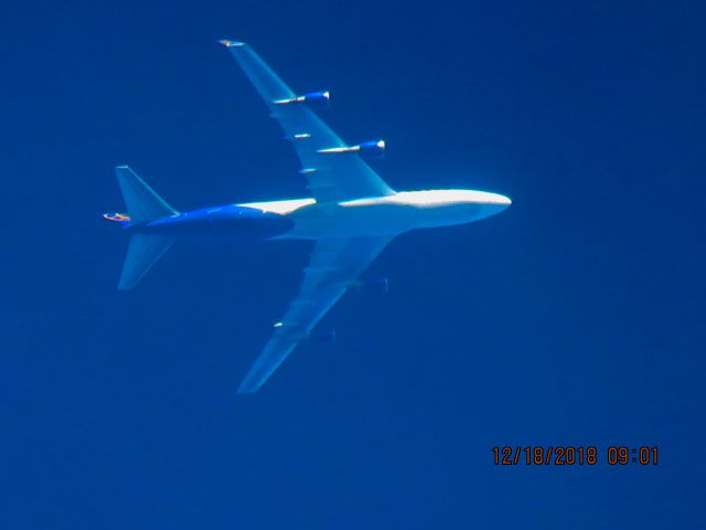 Boeing 747-400 (N477MC)