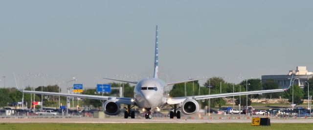 Boeing 737-800 (N813NN)