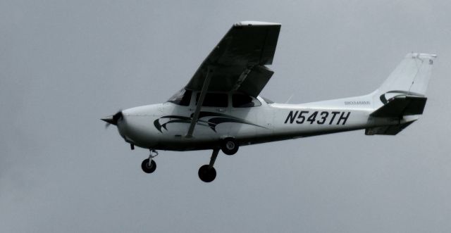 Cessna Skyhawk (N543TH) - About to touch down is this 2019 Cessna 172S Skyhawk SP in the Summer of 2025.