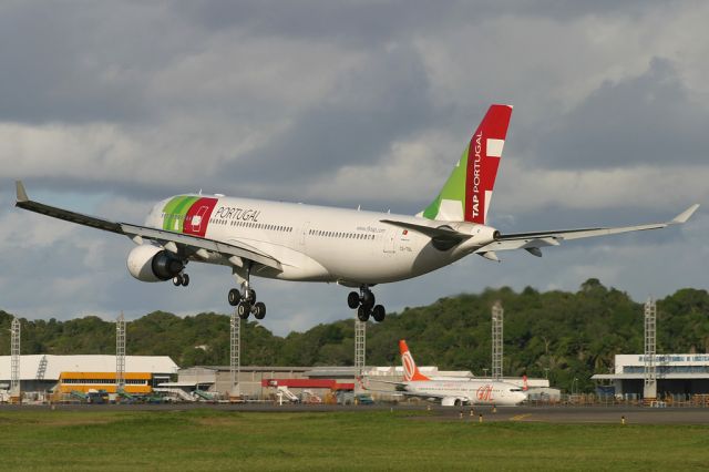 Airbus A330-200 (CS-TOL)