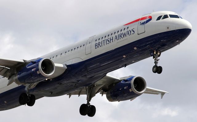 Airbus A321 — - On approach to runway 027R at LHR.