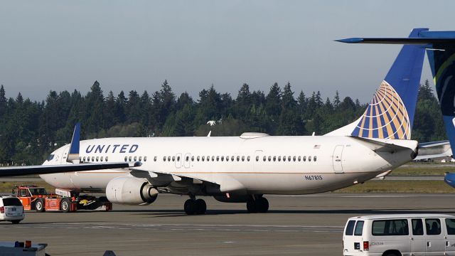 Boeing 737-700 (N67815) - Picture taken from inside the terminalbr /United just being tugged along 