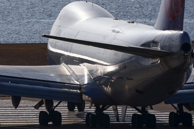 Boeing 747-400 (B-18707)