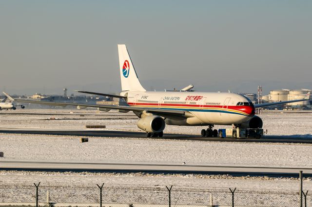 Airbus A330-200 (B-5942)