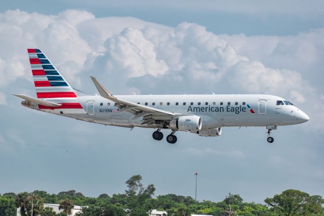 Embraer 175 (N219NN)