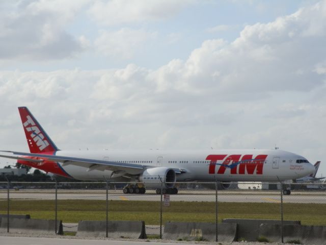 Boeing 777-200 (PT-MUF) - The Magic Red Carpet!