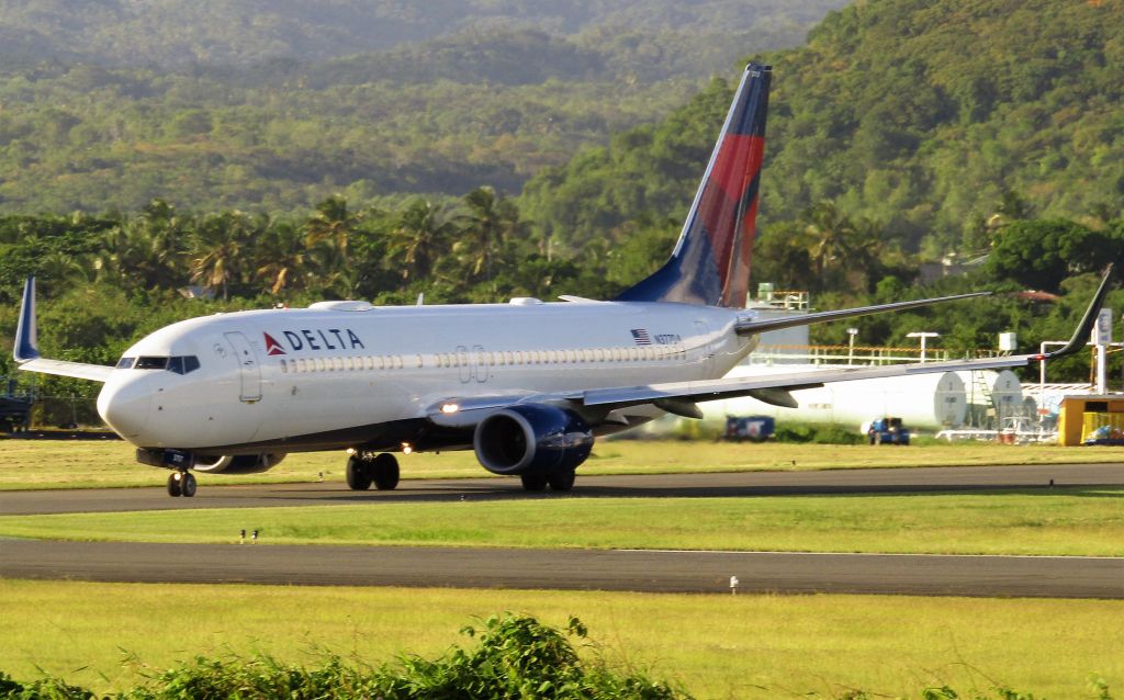 Boeing 737-800 (N377DA)