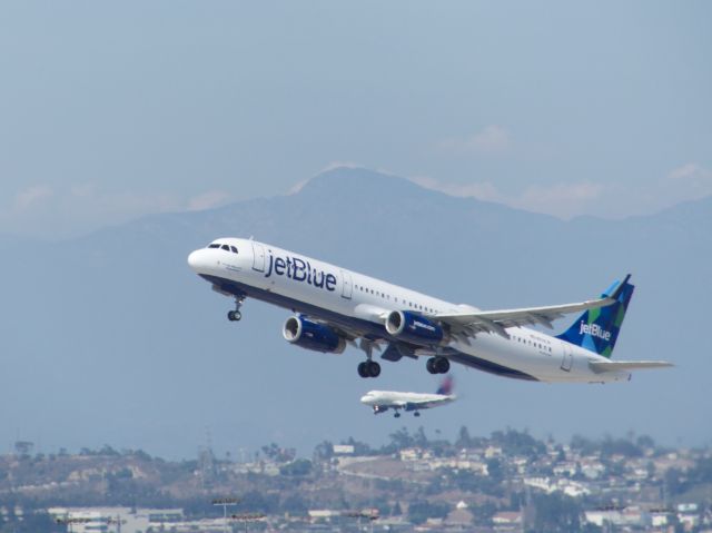 Airbus A321 (N934JB)