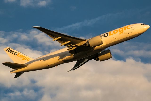 Boeing 777-200 (D-AALC) - yellow evening sun