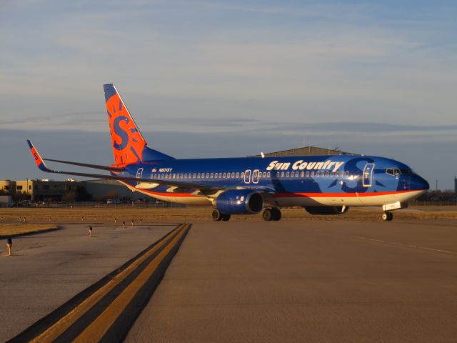 Boeing 737-800 (N823SY)