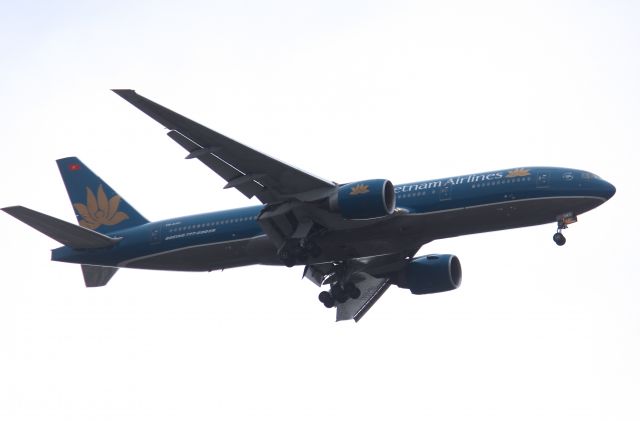Airbus A330-200 (VN-A141) - Nice to see the 777 instead of the usual A330