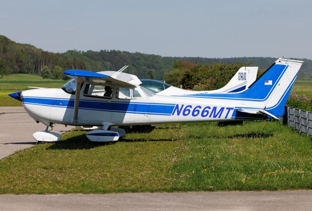 Cirrus SR-22 (N666MT)