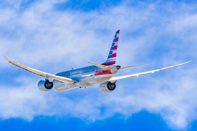 Boeing 787-8 (N819AN) - An American Airlines 787-8 taking off from PHX on 2/11/23 during the Super Bowl rush. Taken with a Canon R7 and Canon EF 100-400 II L lens.