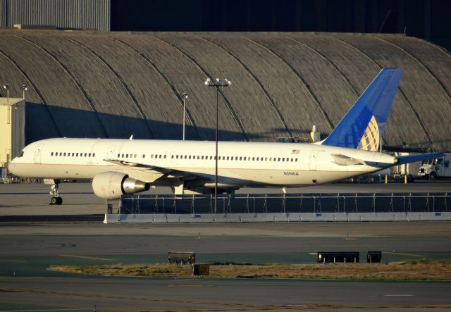 Boeing 757-200 (N594UA)