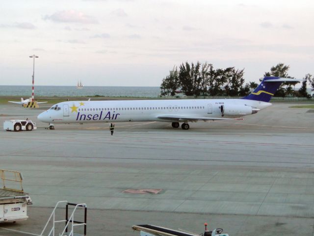 McDonnell Douglas MD-82 (PJ-MDB)
