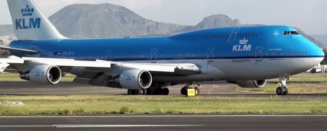 Boeing 747-400 (PH-BFU) - Pista aeropuerto internacional de la CDMX