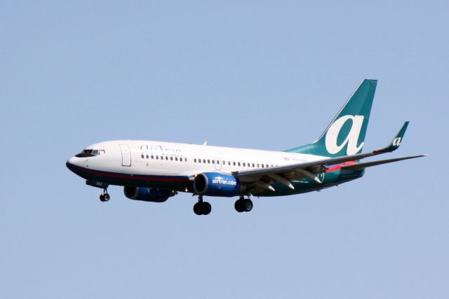 Boeing 737-700 (N344AT) - AirTran Flight 696 on approach to Runway 32 at Sarasota-Bradenton International Airport