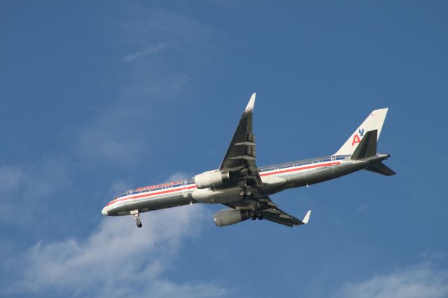 Boeing 757-200 (N620AA) - AAL Boeing-757 landing at SFO on 11/4/10