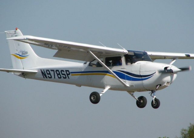 Cessna Skyhawk (N978SP) - Landing on 14 At Downtown Shreveport.