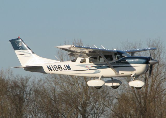 Cessna 206 Stationair (N189JM) - Landing on 14 at the Downtown Shreveport airport.