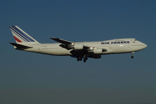 Boeing 747-200 (F-GCBJ) - Final Approach to Narita Intl Airport Rwy16 on 1990/11/24