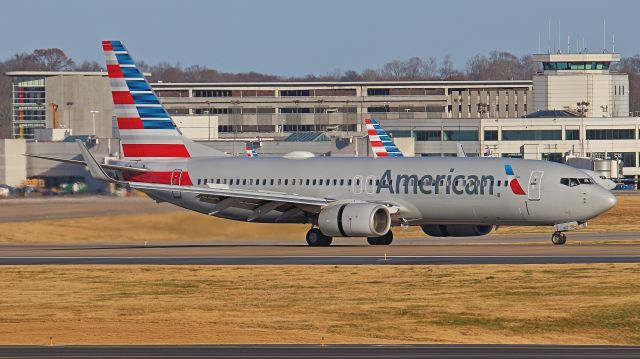 Boeing 737-700 (N987AN) - December 2, 2018, Nashville, TN -- American 2502 arriving on 20R in from DFW. This photo was taken at the Vultee Blvd OBS Lot.