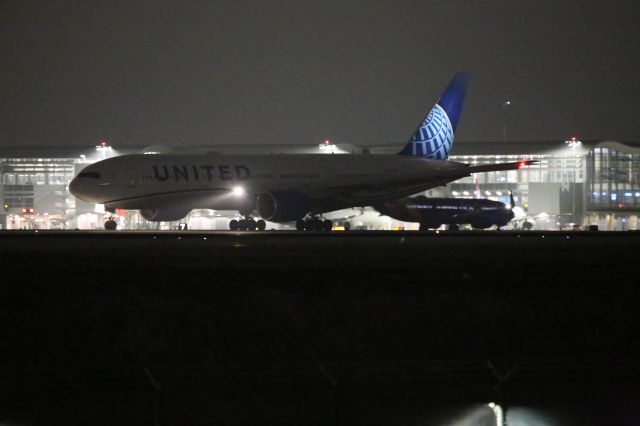 Boeing 777-200 —