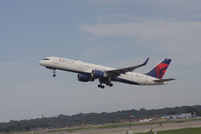 Boeing 757-200 (N536US)