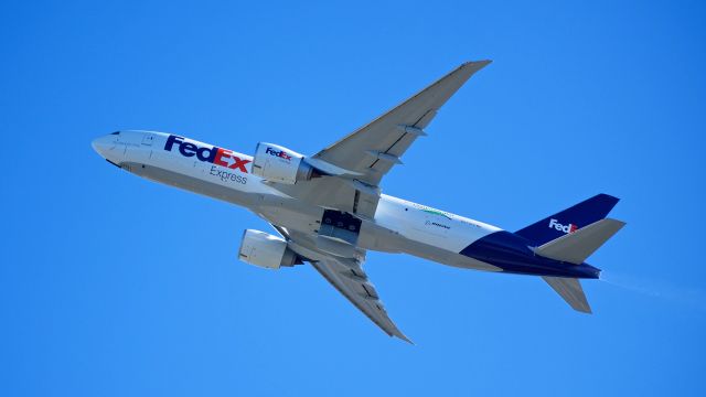 Boeing 777-200 (N878FD) - FDX9038 climbs from Rwy 34L to begin a delivery flight to KMEM on 10.27.17. (ln 1524 / cn 40684).