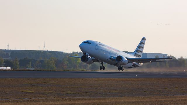 Boeing 737-700 (TS-ICA)