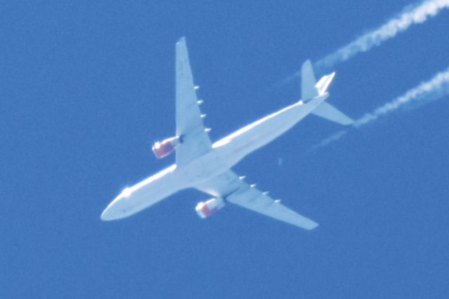 Airbus A340-300 (LN-RKN) - LN-RKN Airbus A-343X SAS Scandinavian Airlines de Stockholm ARN vers Newwark EWR Altitude 12192 Mètres Vitesse 963 Km/H Survolant la ville de Lavaltrie QC le 28-06-2024 à 11:52