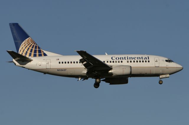Boeing 737-500 (N33637)