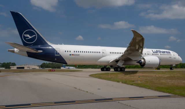 Boeing 787-9 Dreamliner (N2004P) - Boeing Test heading out to CHS for some touch and goes 