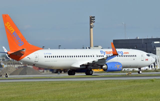 Boeing 737-800 (C-FTQH)