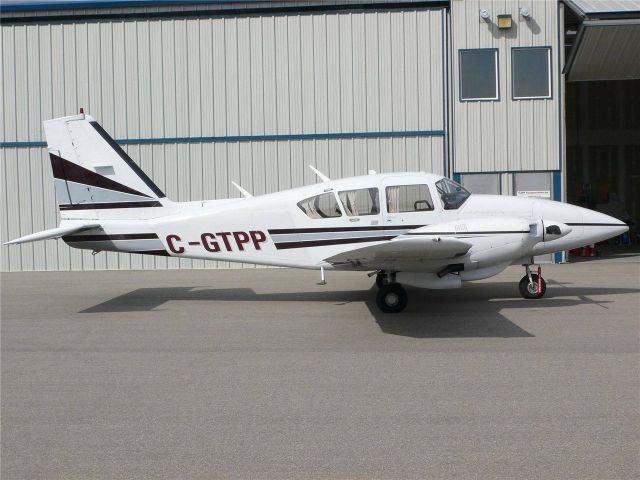 Piper Aztec (C-GTPP)