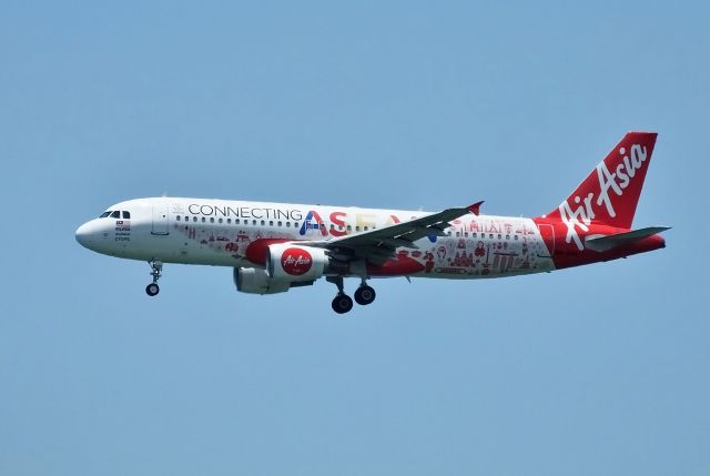 Airbus A320 (9M-AHX) - Final approach to HKG Rwy25R.br /2016/07/28