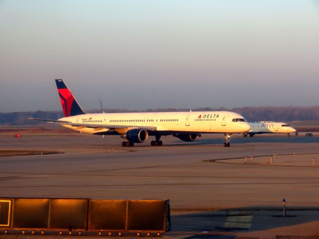 Boeing 757-200 (N586NW)