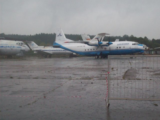 Antonov An-12 (RA-12195)