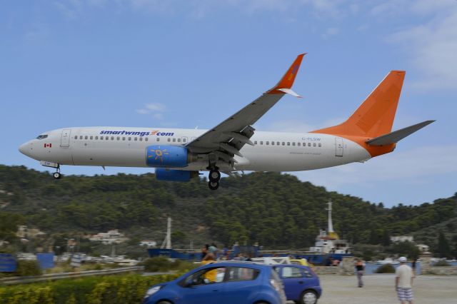 Boeing 737-800 (C-FLSW)