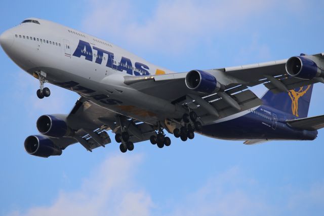 Boeing 747-400 (N480MC)