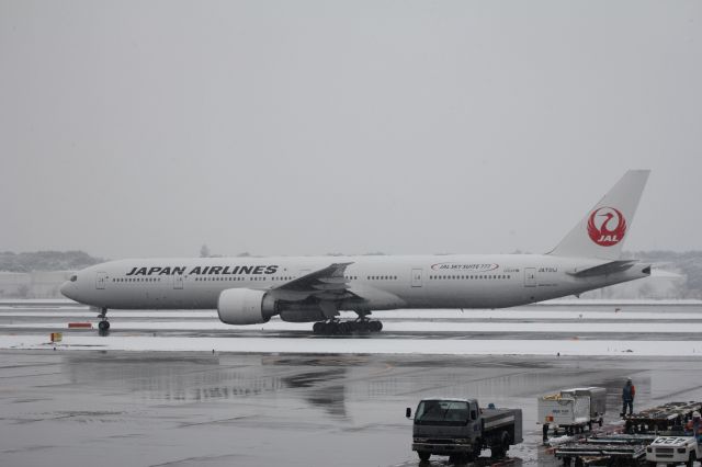 Boeing 777-200 (JA731J)