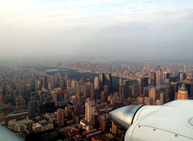 Beechcraft Baron (58) (N95PJ) - At 2,000ft in the class B airspace along the Hudson River.