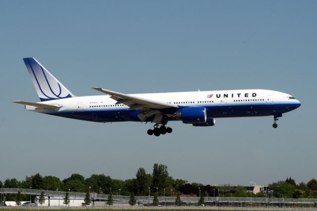 Boeing 777-200 (N784UA) - On short finals for R09L on 23-May-10 operating flight UAL948 from KDEN.