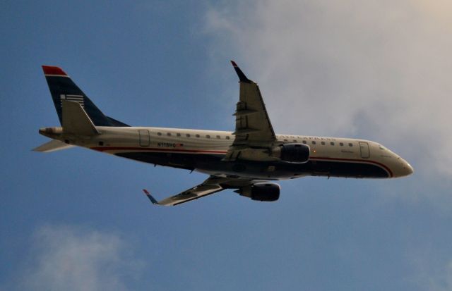 Embraer 170/175 (N115HQ)