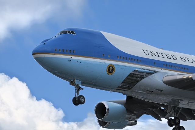 N28000 — - President Barak Obama arrives at the Los Angeles International Airport, LAX, February 15, 2012