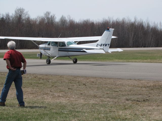 Cessna Skyhawk (C-GVWT) - Salon de laviation virtuelle du Québec à laréoport de Lachute CSE4 25-04-2009 Cessna Skyhawk 172