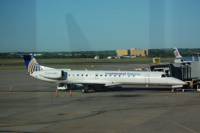 Embraer ERJ-145 (N13964) - Taken on 9/29/2009