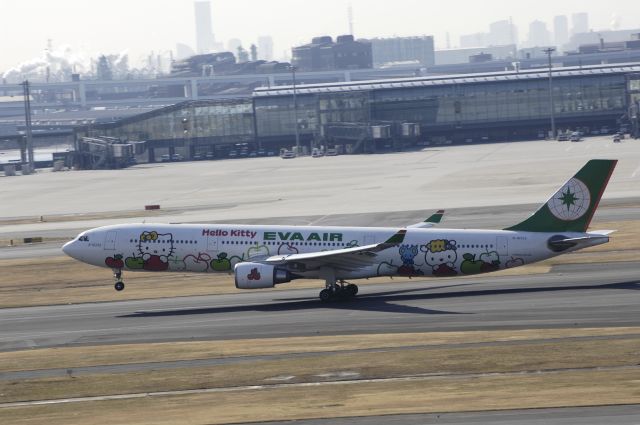 Airbus A330-300 (B-16332) - Takeoff at Haneda Intl Airport Rwy16R on 2013/01/30 "Hello Kitty Apple c/s"